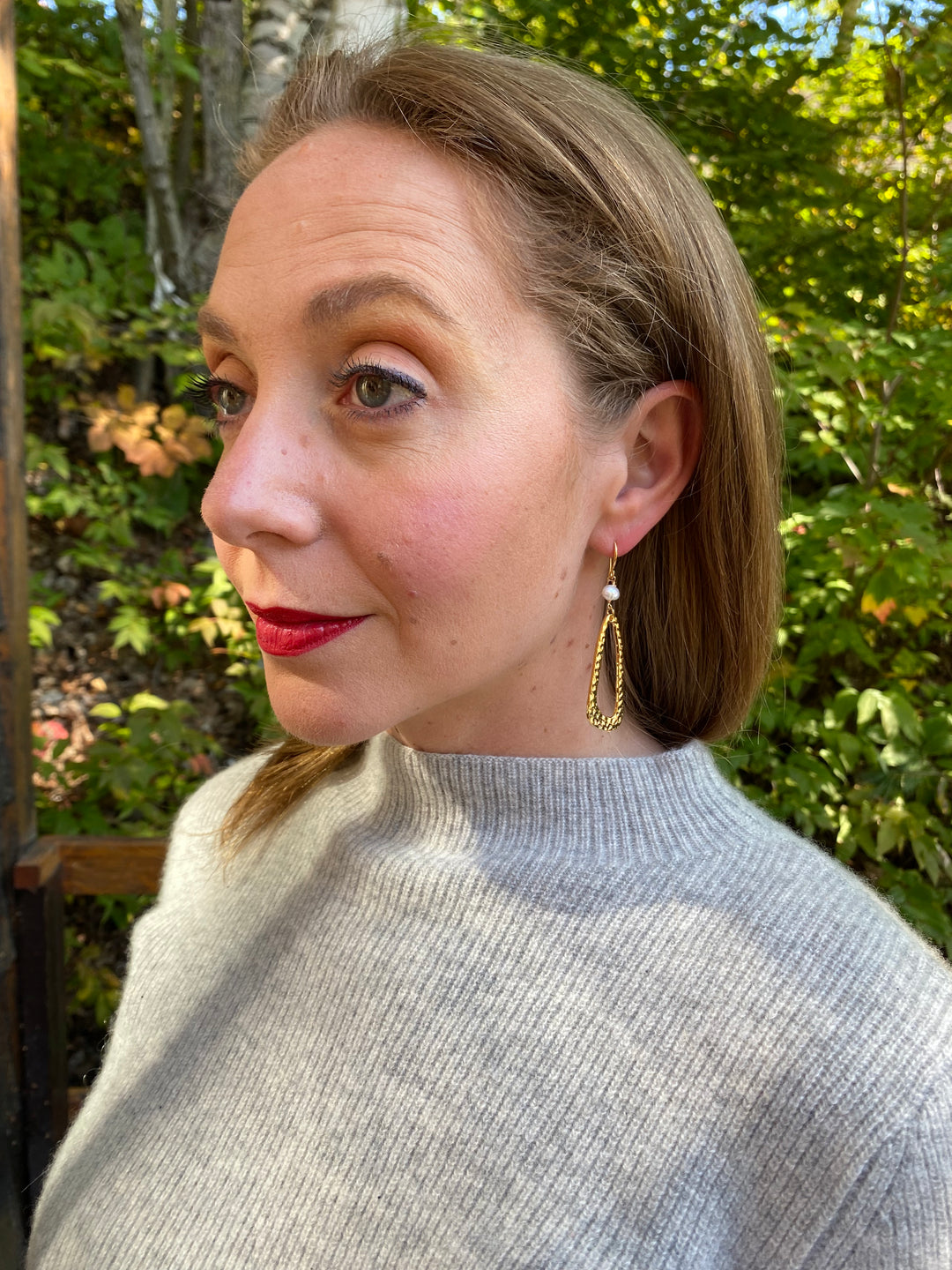 Hammered Oval Earrings With Pearl In Gold Plate