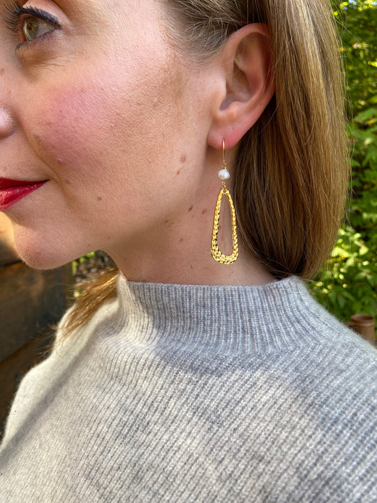 Hammered Oval Earrings With Pearl In Gold Plate