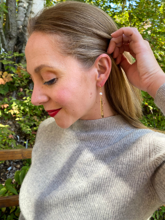 Hammered Oval Earrings With Pearl In Gold Plate