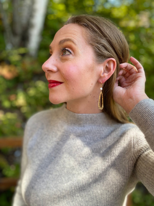 Hammered Oval Earrings With Pearl In Gold Plate
