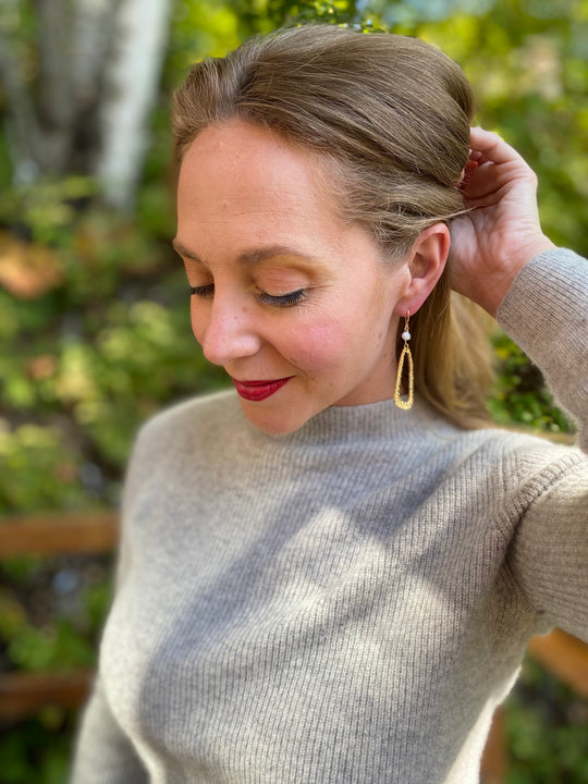 Hammered Oval Earrings With Pearl In Gold Plate
