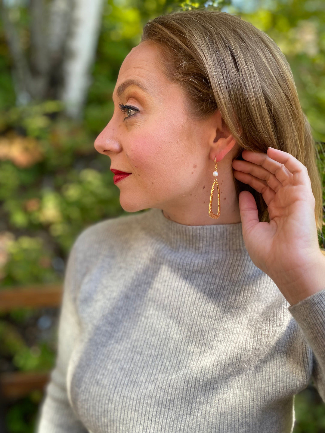Hammered Oval Earrings With Pearl In Gold Plate