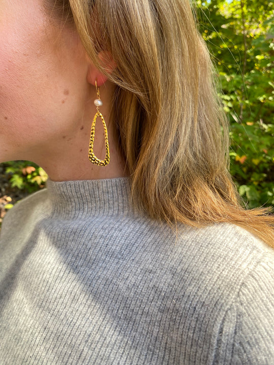 Hammered Oval Earrings With Pearl In Gold Plate